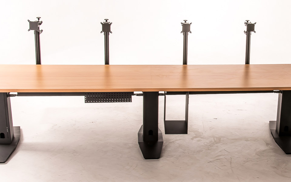 監(jiān)控設備工作臺圖片